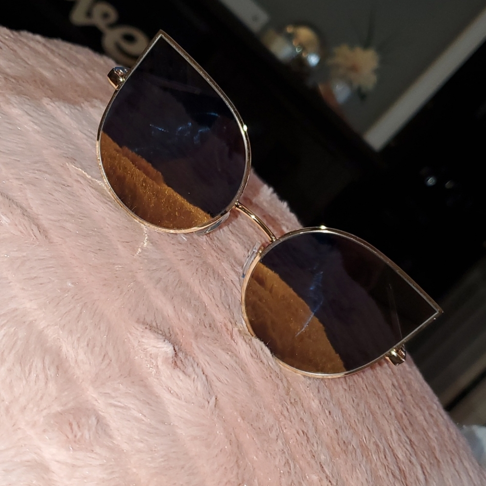 Flattering cat eye sunglass